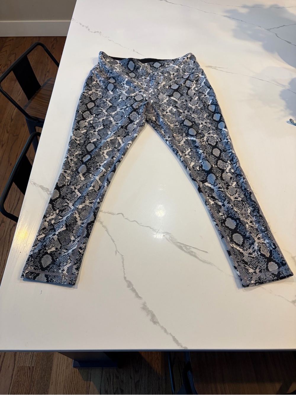 VOGO Athletica Black and Gray Snake-Print Leggings - Size L